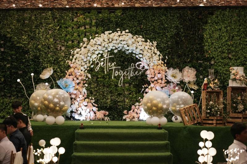 Trang trí sân khấu sự kiện với thiết kế hoa và bóng sang trọng, dịch vụ trang trí sân khấu - thiết kế và thi công trọn gói HCM.