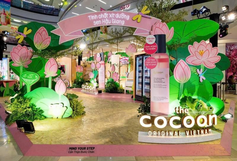 Trang trí sân khấu sự kiện với thiết kế và thi công trọn gói tại HCM, mô hình sen hồng độc đáo và bắt mắt.