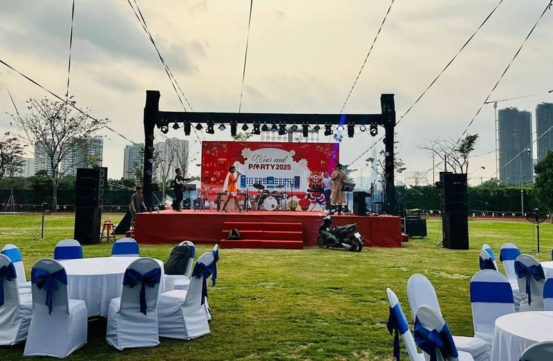 Trang trí sân khấu sự kiện ngoài trời với thiết kế và thi công trọn gói HCM chuyên nghiệp.