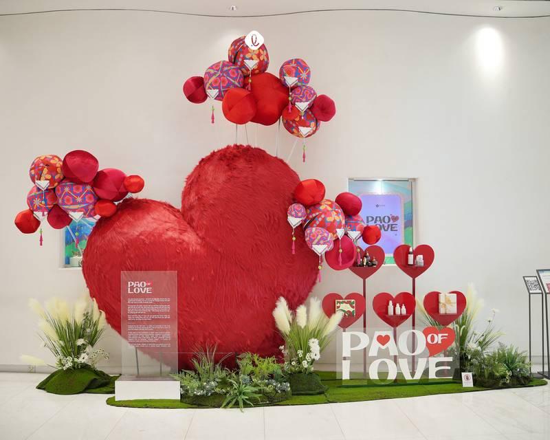 Trang trí sân khấu sự kiện với thiết kế trái tim đỏ và vòng hoa độc đáo, dịch vụ trang trí sân khấu - thiết kế và thi công trọn gói HCM.
