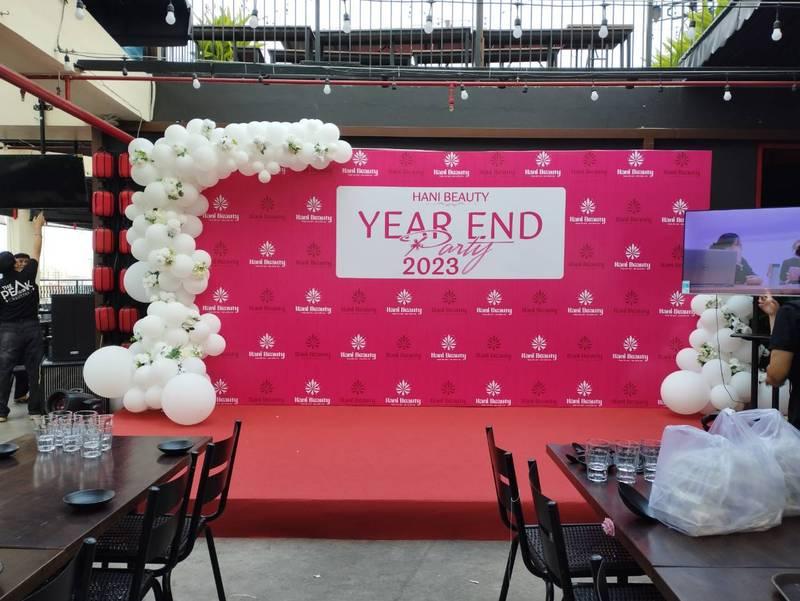 Trang trí sân khấu sự kiện Year End Party 2023 với thiết kế bóng trắng sang trọng, thi công trọn gói tại HCM.