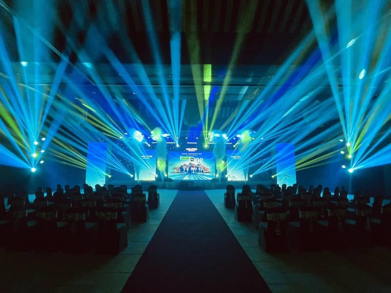 Trang trí sân khấu sự kiện với hệ thống ánh sáng hiện đại, thiết kế và thi công trọn gói tại HCM.