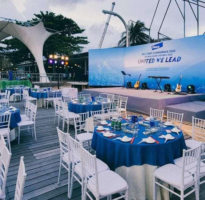 Trang trí sân khấu sự kiện ngoài trời với thiết kế và thi công trọn gói tại HCM.