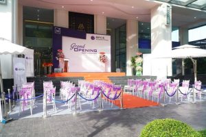 Trang trí sân khấu sự kiện khai trương ngoài trời với thiết kế và thi công trọn gói tại HCM.